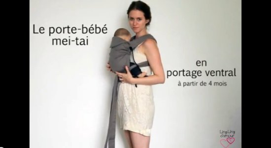Vidéo MEI-TAI : réglages et utilisation en portage ventral avec les pans passant par-dessus les jambes de bébé