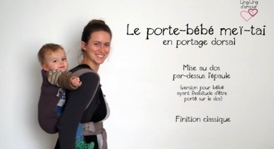 Vidéo MEI-TAI : portage dos mise au dos par-dessus l’épaule pour bébé ayant l’habitude