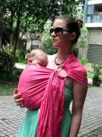 Les astuces pour bien porter bébé en sling : position sur le côté à partir de 4 mois